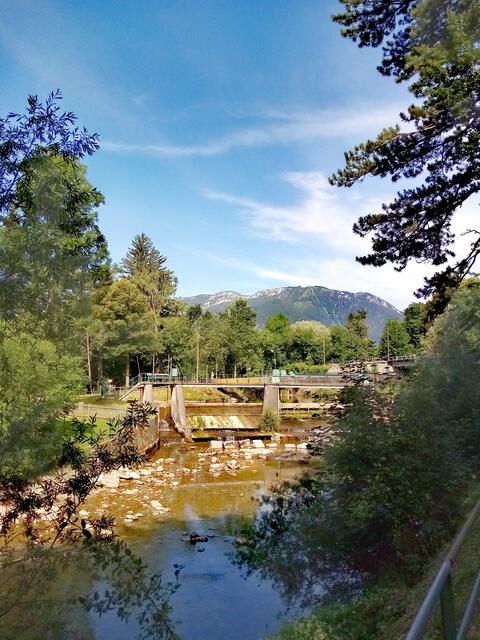 Die Wehr in Reichenau. Ich gehe rechts vor bei - wenn man drüber geht kommt man in den schönen Park, wo der Pavillion steht.