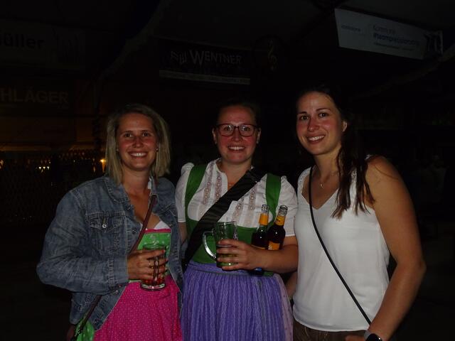 Johanna und Eva Ecker mit Sabine Oismüller  | Foto: Simon Glösl