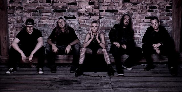 Rock Band Traincorn heizt den Besuchern am Freitag ein. | Foto: Franz Gleiß