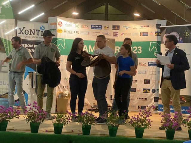 Bravo: Anna Hochnegger gewinnt als beste Reiterin einen Renaissance Springsattel im Wert von 5.000 Euro, überreich von Bernhard Kargl von Horse Experts | Foto: MeinBezirk.at