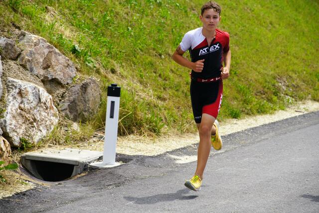 Jonas Pfeffer (13) bewältigte den Triathlon in einer Zeit von 39:09:79