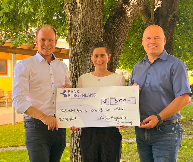 500 Euro übergaben Bezirksvorsitzender Fabio Halb, Bezirksgeschäftsführerin Beate Decker und Bezirksvorsitzender Mario Trinkl (von links). | Foto: SPÖ