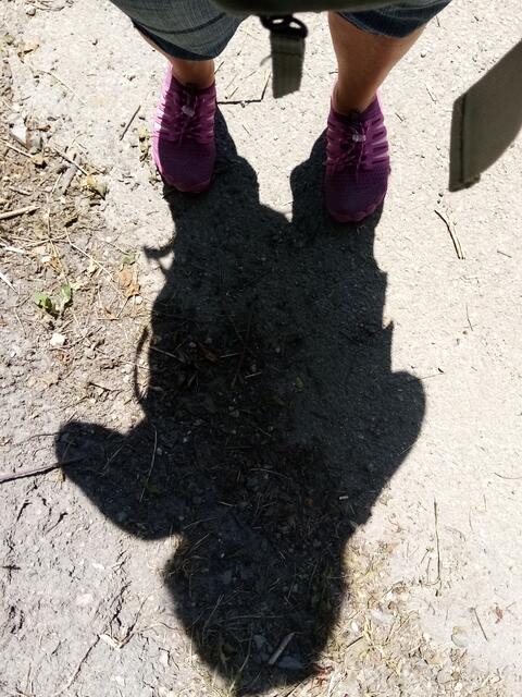 Zum Abschluss noch ein Schattenbild, bevor ich meine Barfußschuhe ausziehe. Heute hab ich einen Muskelkater, weil ich unterschätzt habe, das es auf Asphalt anders zu gehen ist wie auf Erde.