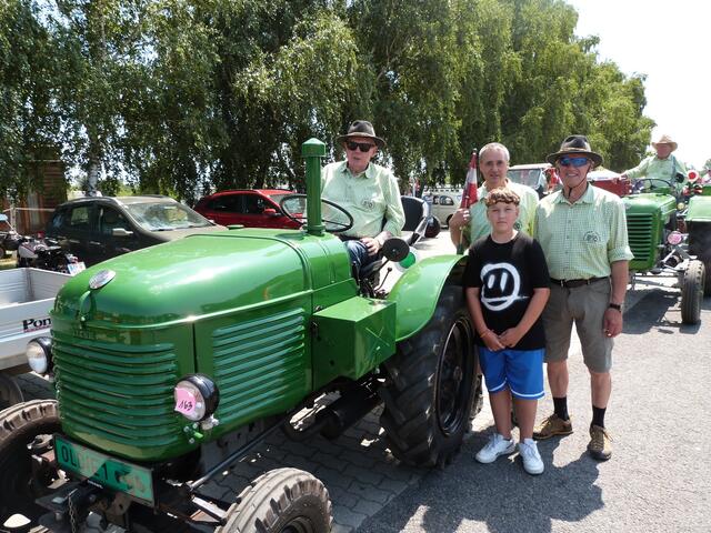 Stolz wurden die Oldtimer Traktoren präsentiert!