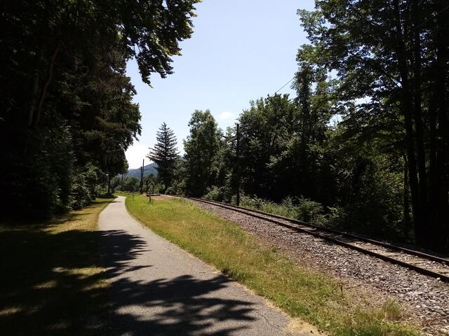 Gut das es immer wieder schattige Streckenabschnitte gibt, denn um die Mittagszeit ist es recht warm. Aber es weht auch ein angenehmes Lüfterl.