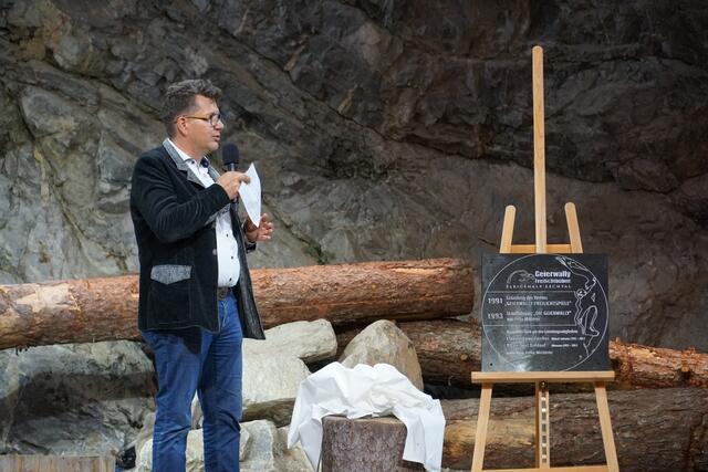 Eine Tafel erinnert künftig an das Jubiläum 30 Jahre Geierwally Freilichtbühne. | Foto: Reichel