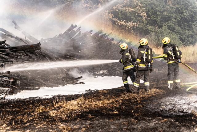Ein Holzstoß geriet in Flammen und löste einen Großeinsatz der Feuerwehren aus. | Foto: Fotokerschi