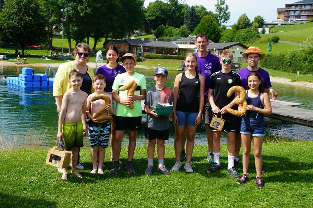 Die Sieger beim Family-Crosstriathlon:
Hier gewinnt der Mittelwert aller teilnehmenden Staffeln und somit erreichten "Die wilden Kerle" den 1. Platz, dicht gefolgt von "Die Butz Könige" und den Unbesiegbaren. | Foto: Franz Kern