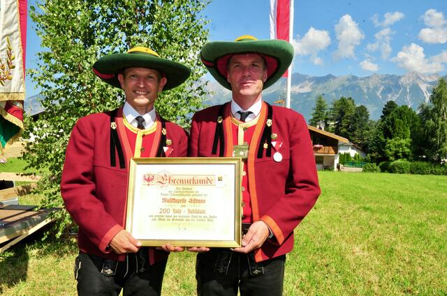 MK-Sistrans-Obmann Christoph Eichler und Kpm. Roland Wörndle freuten sich über die Urkunde zum 200-Jahr-Jubiläum. | Foto: Hassl