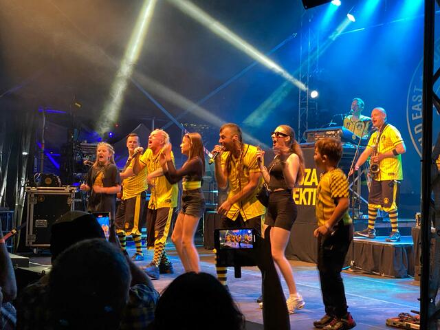 Dubioza Kolektiv mit jungen Fans auf der Bühne