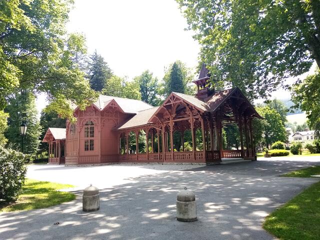 Der Musikpavillion im Park und ...
