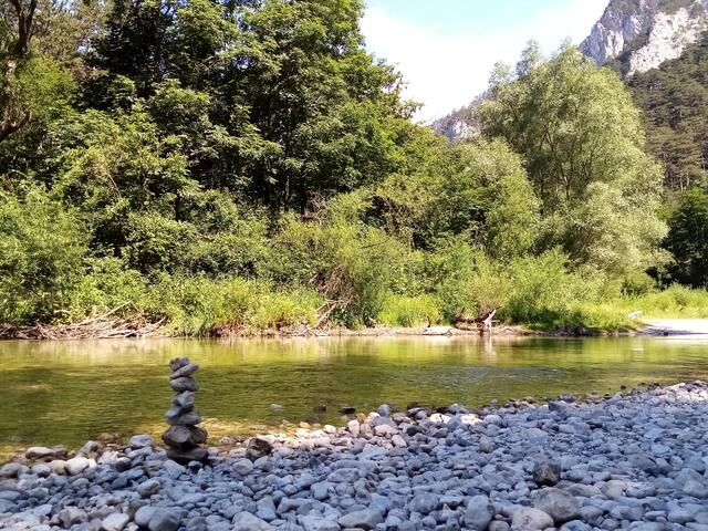 Auf dieser Schotterbank habe ich gerastet, gechillt und das Glückstürmchen gebaut. 