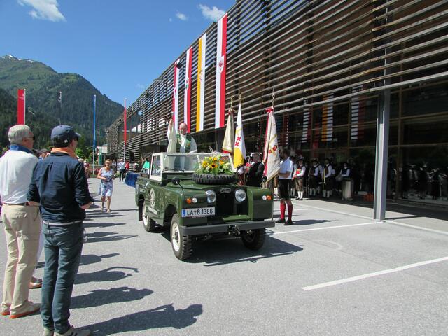 Bischof Benno Elbs segnete die Fahrzeuge.
