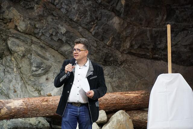 Marc Baldauf, Obmann der Geierwally-Freilichtbühne bei seiner Begrüßung. | Foto: Reichel