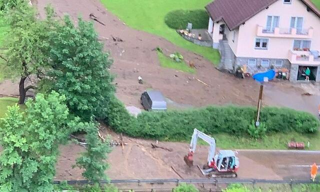 Der Murenabgang in Feld am See aus der Vogelperspektive. Davor sieht man die vermurte Bundesstraße. | Foto: FF Afritz