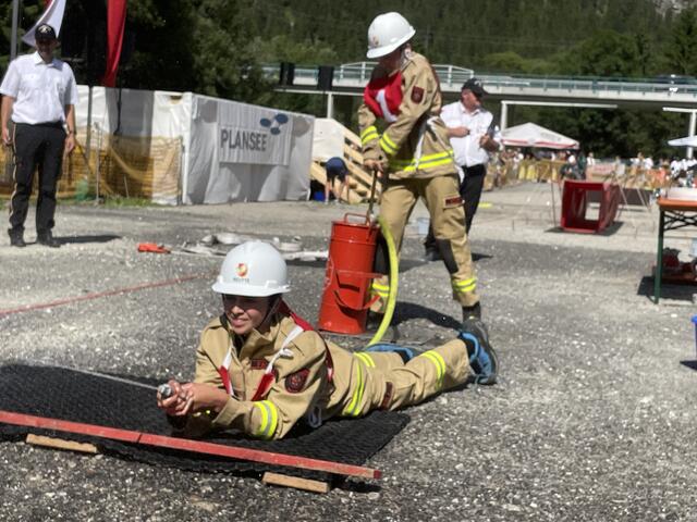 Die jungen Feuerwehrteams zeigten vollen Einsatz. | Foto: Reichel