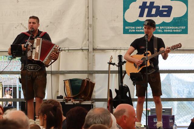 Die Band "Zunder" heizte den Besucherinnen und Besuchern mit Polka, Schlager und Co. so richtig ein. | Foto: Elisabeth Neuner