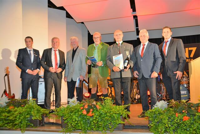Ehrennadel in Gold Alois Kapfer, Adolf Kovacs, Günter Salzger (3, 4, 5 v re)
 | Foto: Peter Taurer