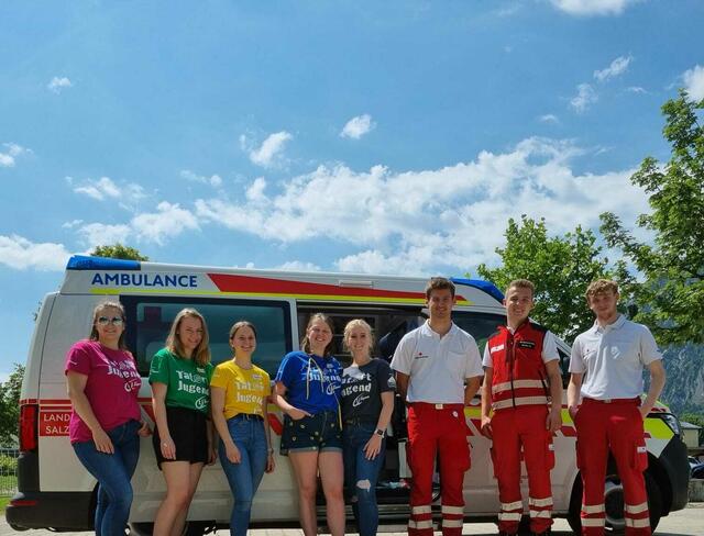 Das Projektteam der Landjugend Grödig vor dem Rettungswagen. Von links: Magdalena Kreidl, Britta Berner, Anna Riedlsperger, Magdalena Schwab, Magdalena Brunauer und die Rettungssanitäter Philipp Zunzer, Maximilian Hirscher sowie Vinzenz Göllner. | Foto: Landjugend Grödig