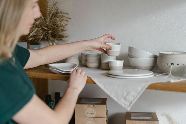 Anna Maria Regner entführt in ihre Arbeitswelt. In ihrer Werkstatt "formfrei" in Traunfeld, lässt sie ein wenig hinter die Kulissen blicken. | Foto: Hannah Ecker