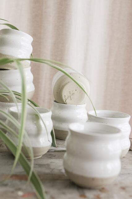 Anna Maria Regner entführt in ihre Arbeitswelt. In ihrer Werkstatt "formfrei" in Traunfeld, lässt sie ein wenig hinter die Kulissen blicken. | Foto: Anna Maria Regner