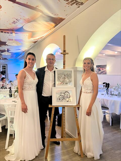 Das Brautpaar Manuela Zinsberger und Madeleine Hemming und dem Künstler des Brautgeschenks: Josef Zinsberger | Foto: Josef Zinsberger