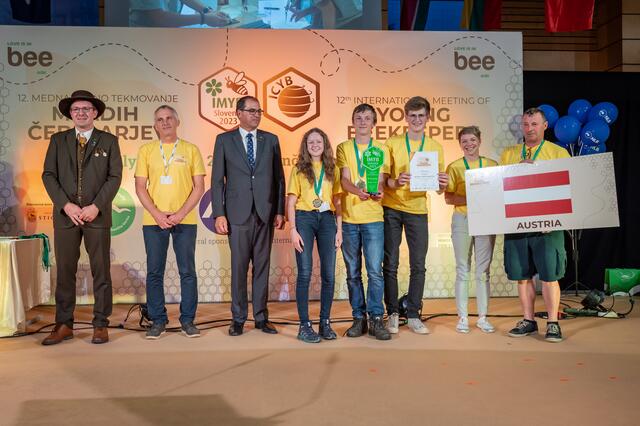 V.l.: Valeria Voit, ÖIB-Jugendreferentin - Florian Schlojer - Jakob Zöchbauer - Klara Sergl - Dietmar Fageth, Fachreferent für Jugend in OÖ | Foto: International Centre for Young Beekeepers