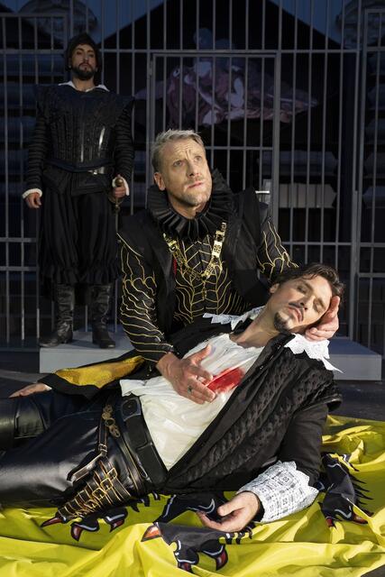 König Philipp II (Günther Groissböck), Marquis von Posa (Thomas Weinhappel) | Foto: operklosterneuburg 2023/Lukas Beck