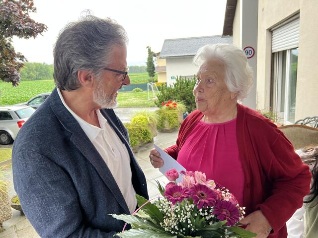 Ein Ehrengeschenk und Blumen für die 90-jährige Berta Trost | Foto: Wutte