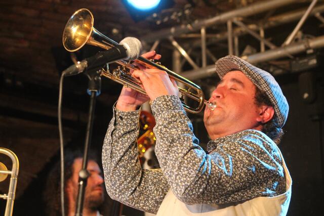 Volodymyr Navozenko aus der Ukraine hat sich schon seit Jahren der Dixie-und Swingmusik verschrieben. | Foto: RegionalMedien Steiermark/Hofmüller