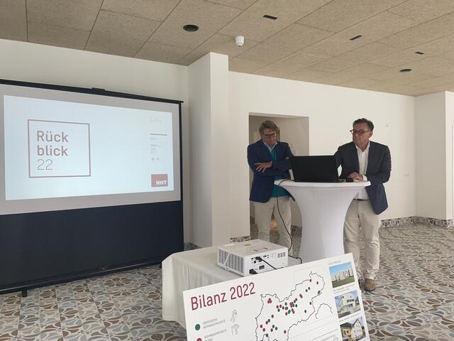 Hannes Gschwentner und Markus Pollo präsentieren die NHT-Bilanz 2022. | Foto: BezirksBlätter