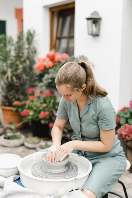 Anna Maria Regner entführt in ihre Arbeitswelt. In ihrer Werkstatt "formfrei" in Traunfeld, lässt sie ein wenig hinter die Kulissen blicken. | Foto: Hannah Ecker
