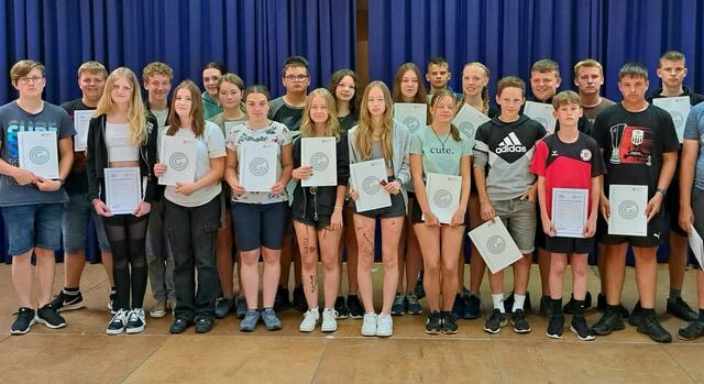 Zertifikats-Übergabe an Schülerinnen und Schüler. | Foto: Mittelschule St. Georgen am Walde