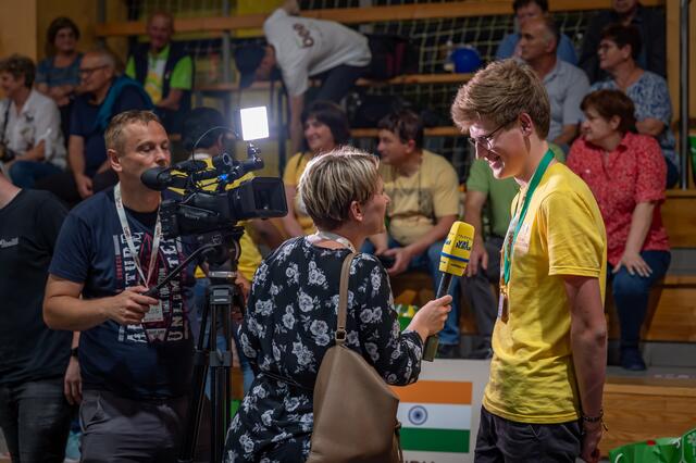 Jakob Zöchbaier gibt ein Presseinterview beim Jungimkerwettbewerb. | Foto: International Centre for Young Beekeepers