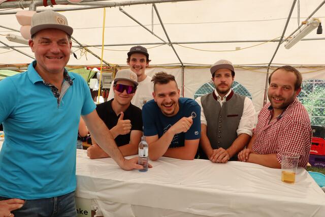Trotz des Stresses und der Hitze strahlten die Helfer und Helferinnen dennoch weiter | Foto: Elisabeth Neuner