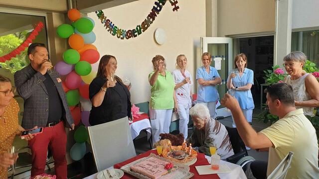 Das Haus Laaerberg lud zum 108. Geburtstag von Emma Wenda zu einem großen Fest, bei der auch Bezirksvosteher Marcus Franz (l) mitfeierte. | Foto: privat/ Häuser zum Leben