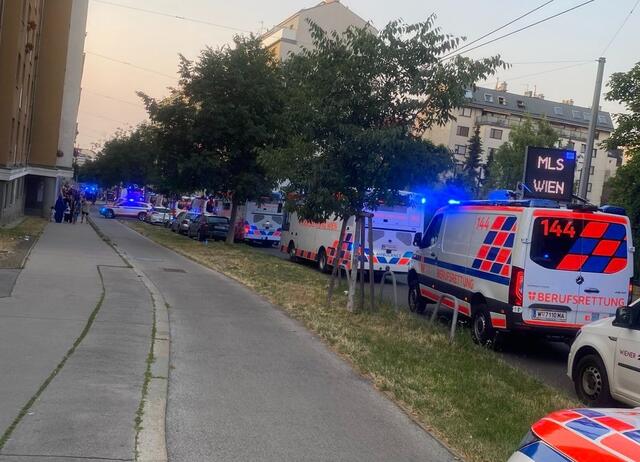 Am Abend des gestrigen Sonntags, 9. Juli kam es zu einem Großeinsatz von Berufsrettung und Berufsfeuerwehr. Aufgrund eines Kohlenmonoxidaustritts musste ein Mehrparteienhaus evakuiert werden  | Foto: Beruftsrettung Wien