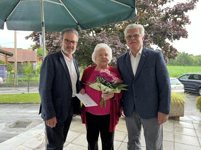 Jubilarin Berta Trost mit Bürgermeister Engelbert Huber und Erwin Wutte vom Seniorenbund | Foto: Wutte