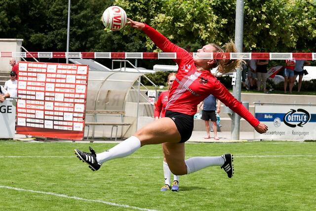 Lea Hartl im Angriff bei der U18 EM | Foto: Swiss Faustball