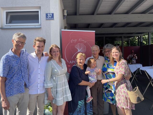 Alle Generationen auf einem Bild: Stefan Kain (weißes Hemd) freut sich über die Unterstützung seiner Familie | Foto: meinBezirk.at