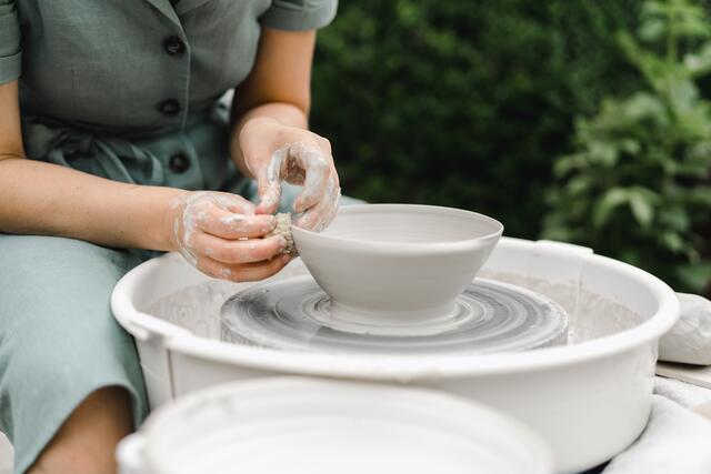 Anna Maria Regner entführt in ihre Arbeitswelt. In ihrer Werkstatt "formfrei" in Traunfeld, lässt sie ein wenig hinter die Kulissen blicken. | Foto: Hannah Ecker