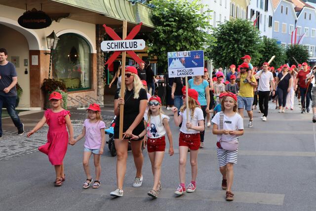 100 Jahre: Der Schiklub Landeck hatte sich entsprechend gekleidet. | Foto: Othmar Kolp