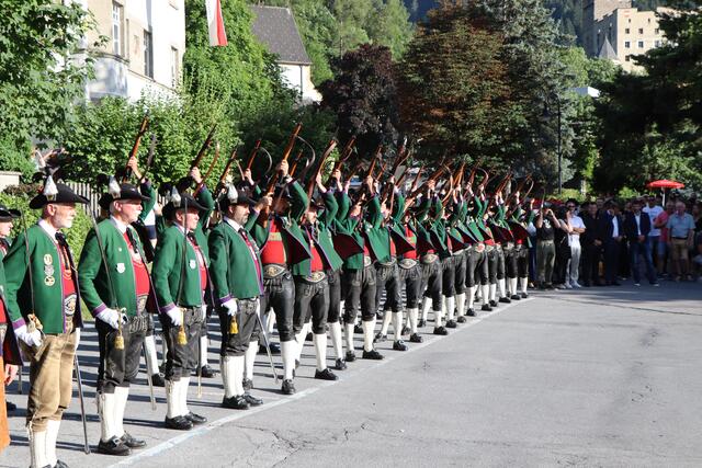 Ehrensalve der Schützenkompanie Landeck am Beginn des Festaktes. | Foto: Othmar Kolp