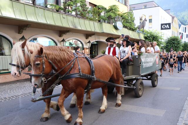 Auch Pferdegespanne mit zwei Kutschen nahmen am Festumzug teil. | Foto: Othmar Kolp