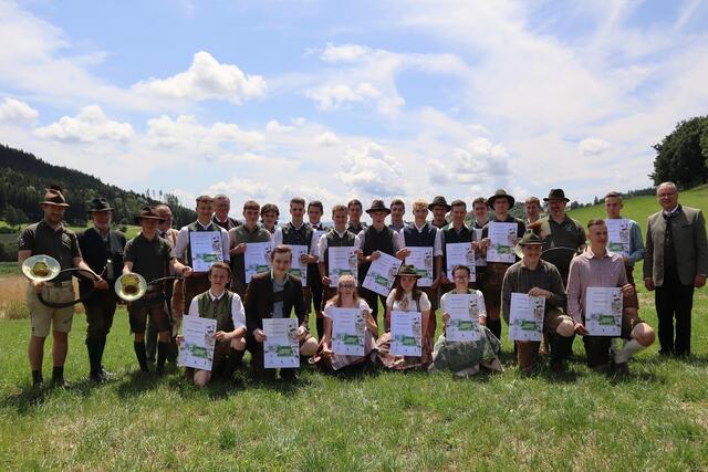 Die Jungjäger:innen sind stolz auf ihre jagdliche Ausbildung und den Jägerbrief.