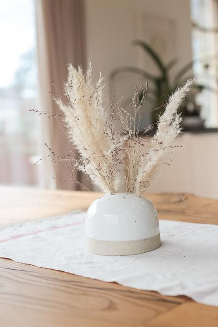 Anna Maria Regner entführt in ihre Arbeitswelt. In ihrer Werkstatt "formfrei" in Traunfeld, lässt sie ein wenig hinter die Kulissen blicken. | Foto: Anna Maria Regner