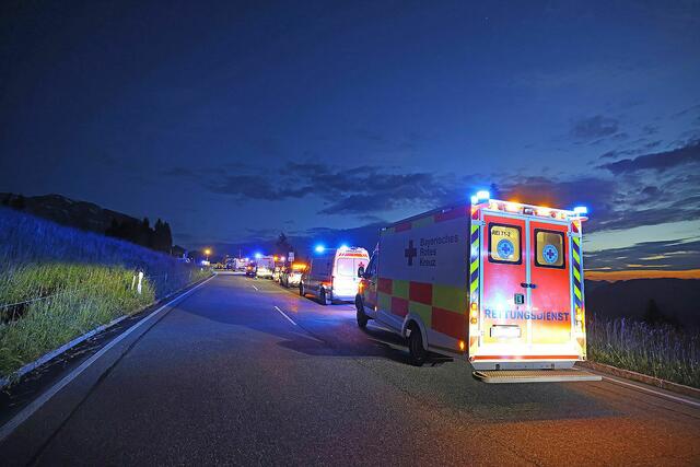 Die Feuerwehren Berchtesgaden und Oberau waren mit sieben Fahrzeugen und 40 Einsatzkräften vor Ort.  | Foto: Markus Leitner