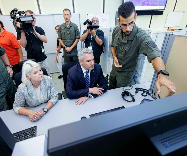 Am Montag besuchte Bundeskanzler Nehammer gemeinsam mit Bundesministerin Tanner die Einsatzzentrale Basisraum für Sky Shield in Sankt Johann im Pongau.