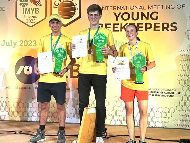 V. l.: Reuben Wherret, Australien, Jakob Zöchbauer, Österreich - Stefania Farka šová, Slowakei | Foto: International Centre for Young Beekeepers