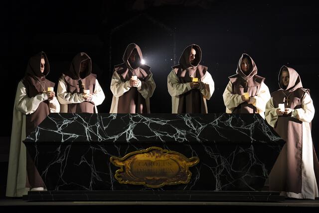 Sargfoto mit Elisabeth (Karina Flores) und Mönchen | Foto: operklosterneuburg 2023/Lukas Beck